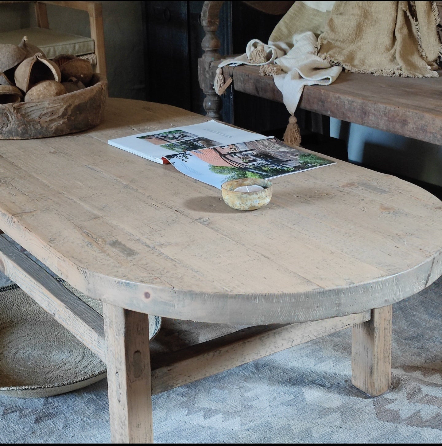 Ovale elmhouten salontafel
