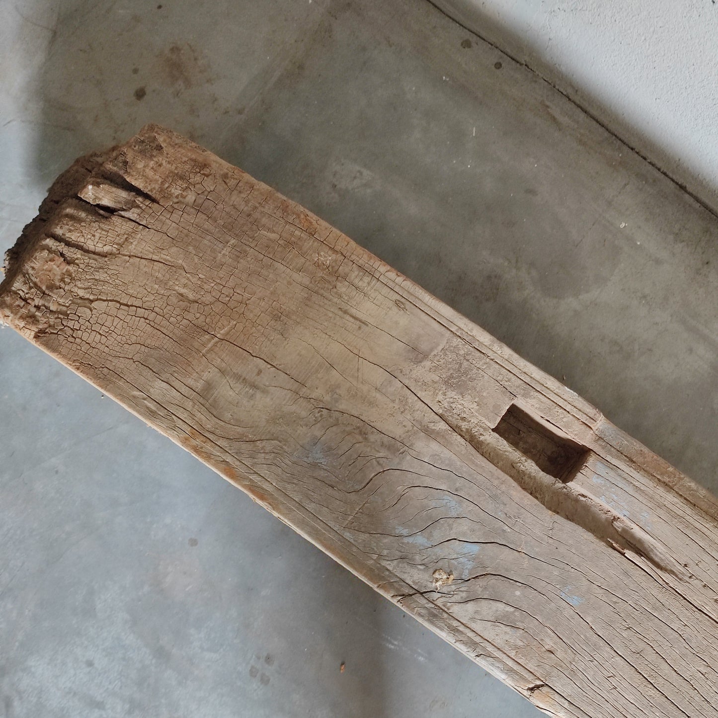 Unieke oude balk met houtsnijwerk
