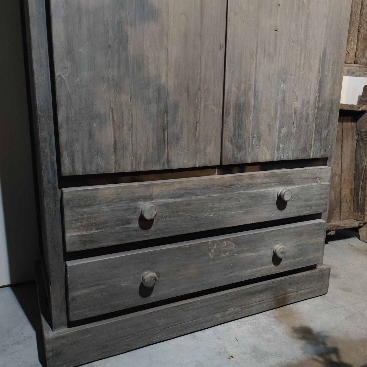 Smalle tweedeurs vintage grey kast