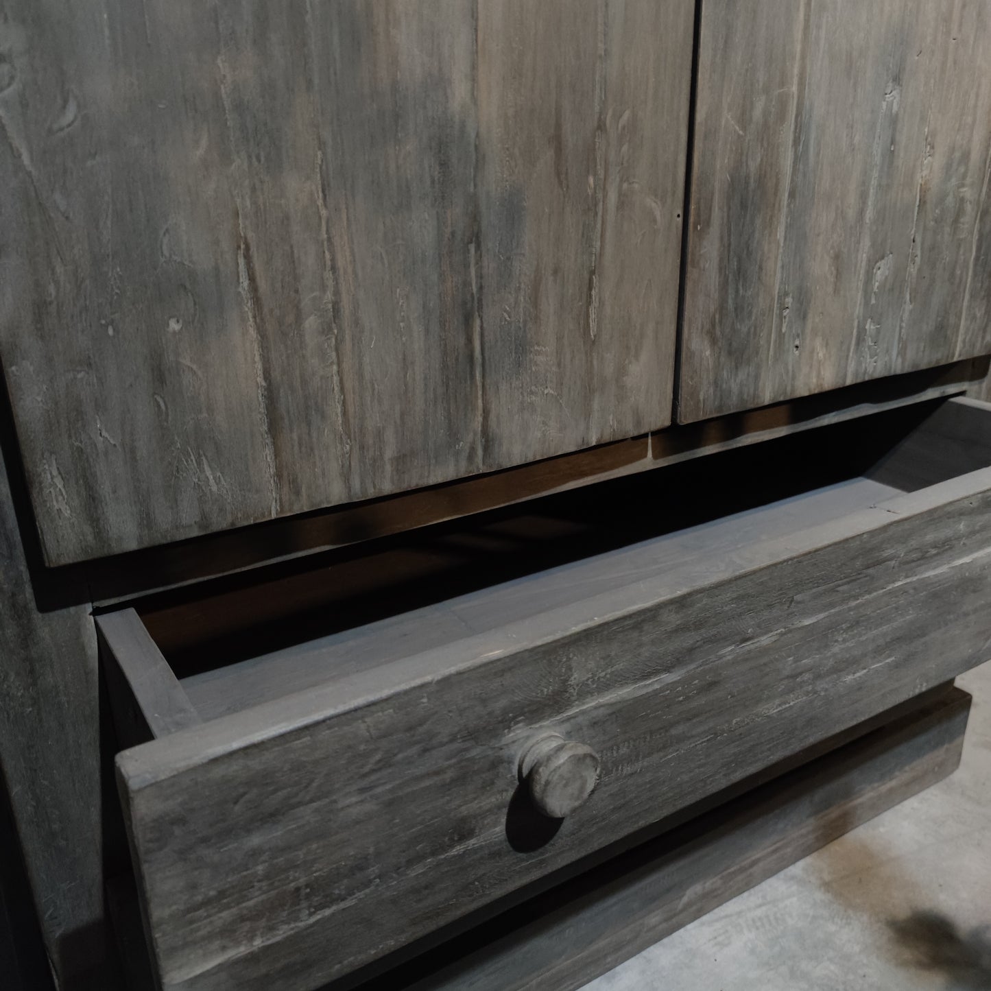 Smalle tweedeurs vintage grey kast