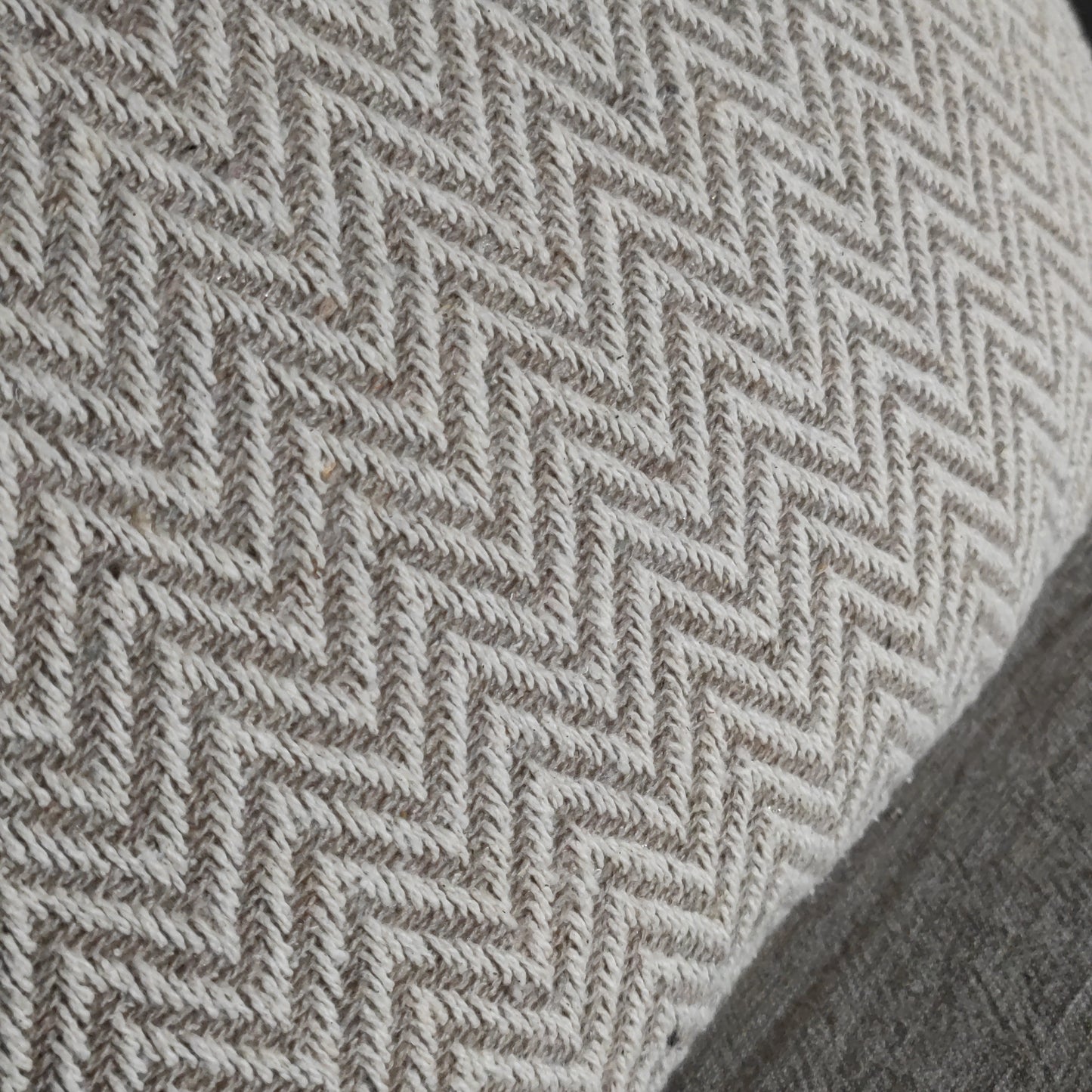 Zigzag kussen taupe 45x 45